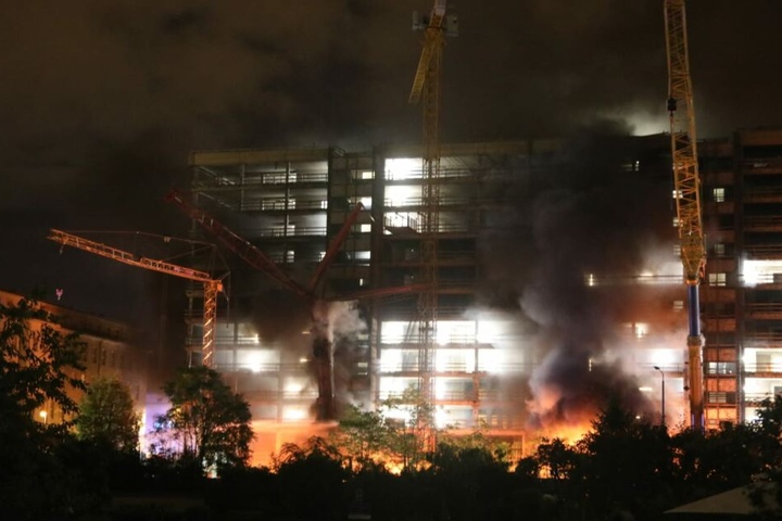 Unter massiver Rauchentwicklung brannten die Baukräne, mehrere Gasflaschen explodierten.