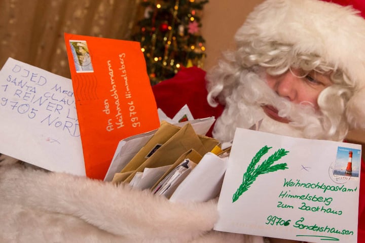 Der Weihnachtsmann und seine ehrenamtlichen Wichtel haben in Himmelsberg alle Hände voll zutun.
