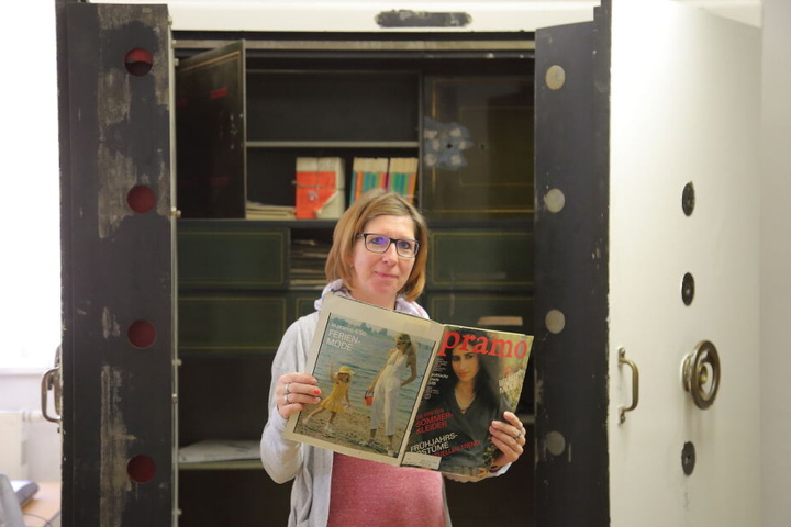 Rathaus-Mitarbeiterin Nadine Tändler (38) schmökert in einem der DDR-Modemagazine aus dem Tresor.