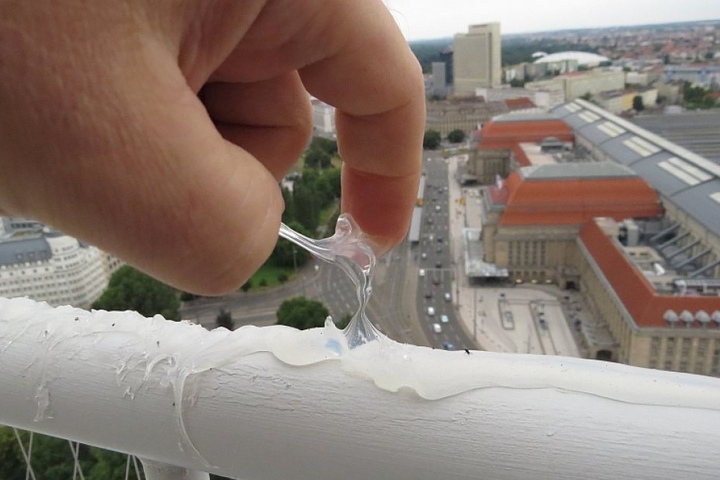 Der tödliche Kleister auf einem Geländer an einem Leipziger Hochhaus. Der
NABU setzt sich für ein Verbot der Vergrämungspaste ein.