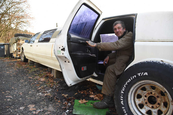 Die Stretch-Limousine ist 8,50 Meter lang und steht im Vorgarten bei Bad Brambach.
