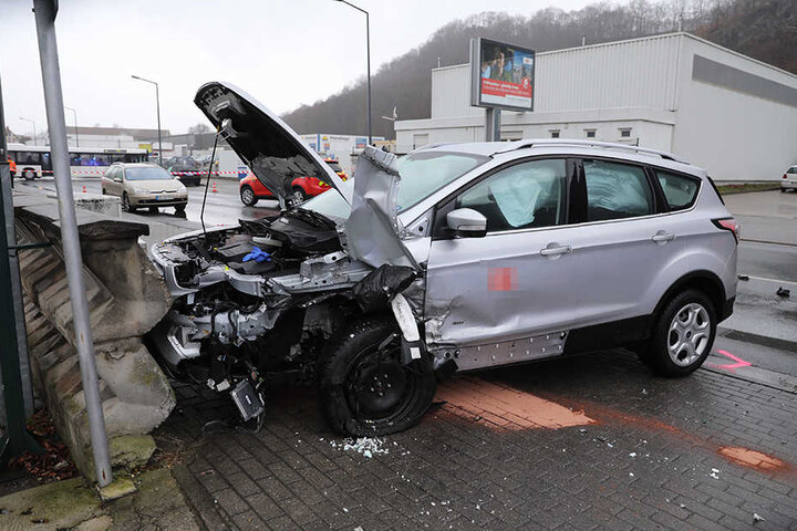 Der Ford krachte nach dem Aufprall gegen eine Mauer.
