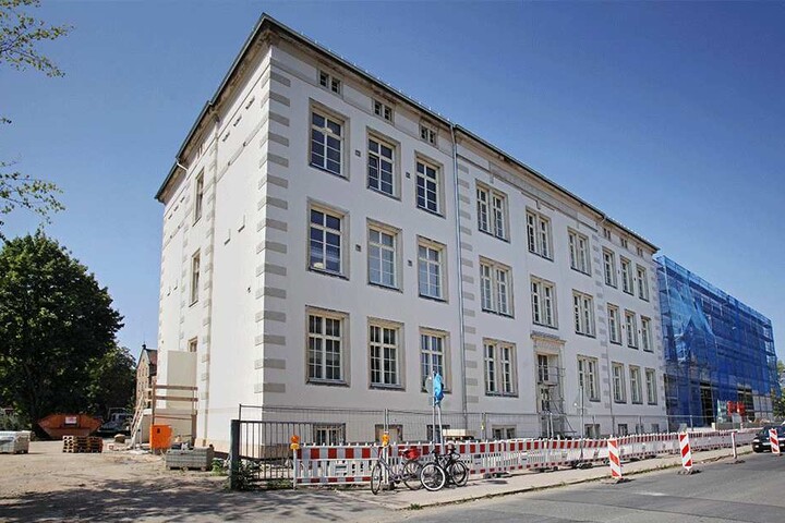 An der Fröbelstraße wird der Altbau rechtzeitig fertig. Am Neubau wird noch gearbeitet.