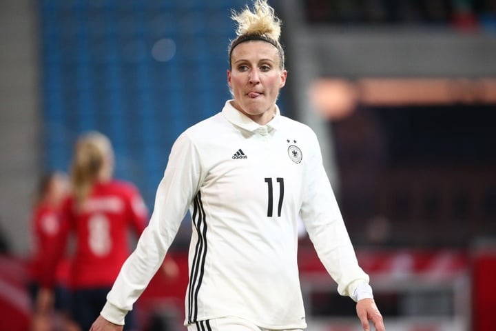 Die Chemnitzerin Anja Mittag (li.) spielt in Wolfsburg und kehrt mit der Nationalmannschaft in ihre Heimat zurück.