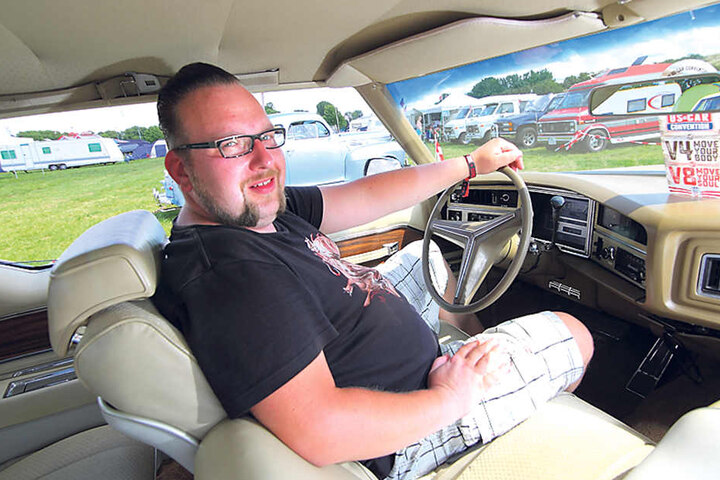 Platz satt: Im geliebten
Buick sitzt Hackel bequem
wie auf der heimischen
Couch.
