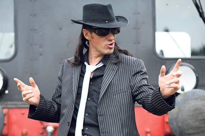 Als Panik-Rocker Udo Lindenberg steht Steven auf der Bühne.