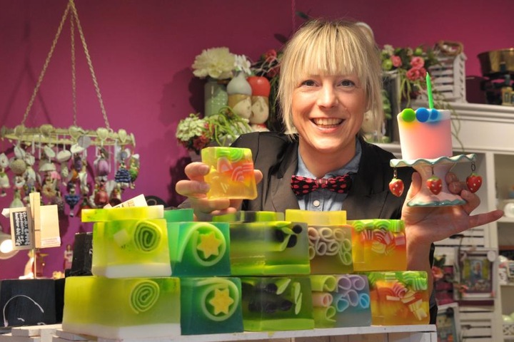 Sandra Ludwig vom "Blumenmädchen" mit der Regenbogen-Seife.