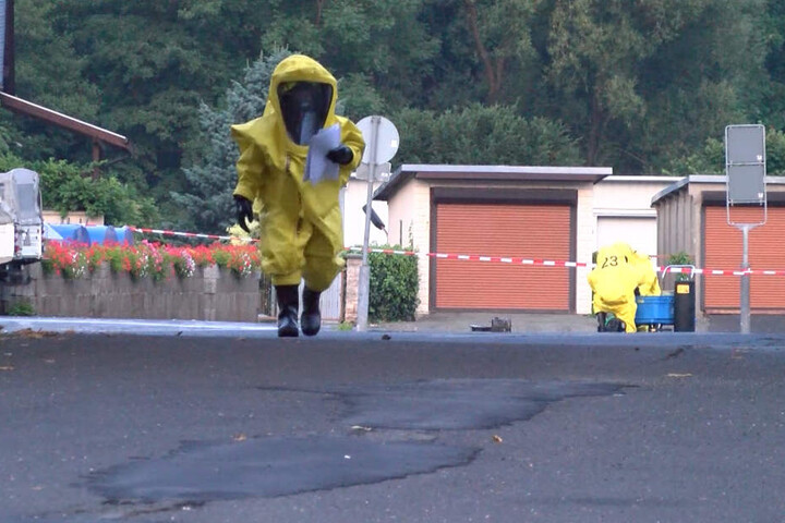 Nur mit speziellen Chemieschutzanzügen näherten sich die Einsatzkräfte dem Laster.