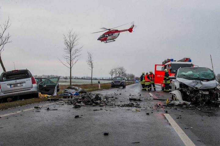 Ein Trümmerfeld erstreckt sich über die komplette Fahrbahn.