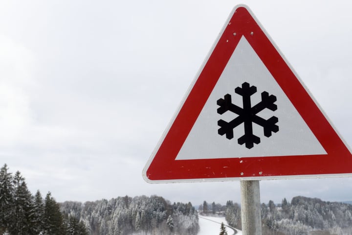 Winter und Schnee rollen langsam aber sicher auf Deutschland zu, die ersten Unfälle gab es bereits.