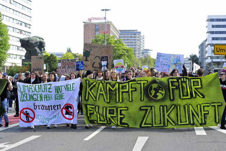 AfD-Kritik an Antifaschismus bei "Fridays For Future". Für die Demonstranten gehören die Themen zusammen.