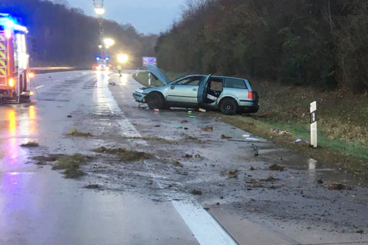 Für den Fahrer (31) des VW kam jede Hilfe zu spät. Er starb noch an der Unfallstelle.