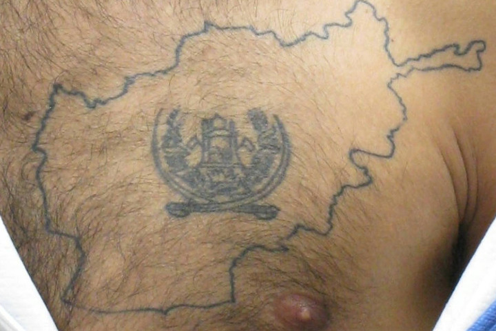 Auffällig eine Tätowierung mit den Umrissen Afghanistans auf seiner Brust.