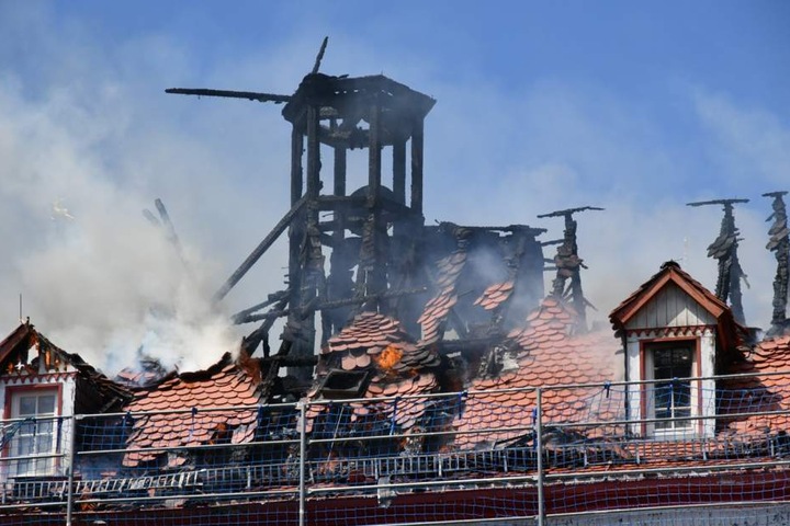 Der Brand griff in Windeseile auf das komplette Dach über.