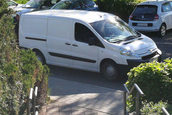 In diesem Transporter saß der Mann tot hinterm Steuer.