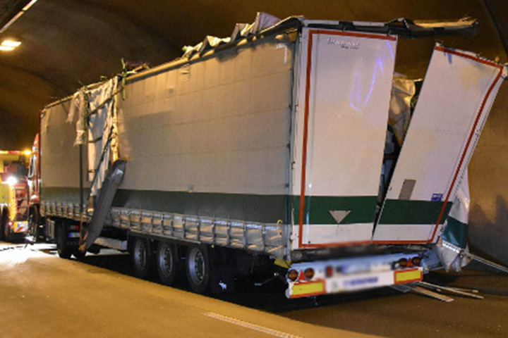 Die komplette rechte Seite des Transporters wurde aufgerissen.