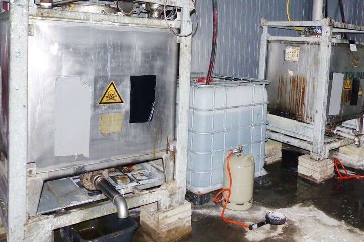 35.000 Liter Chemikalien standen in der Lagerhalle rum.