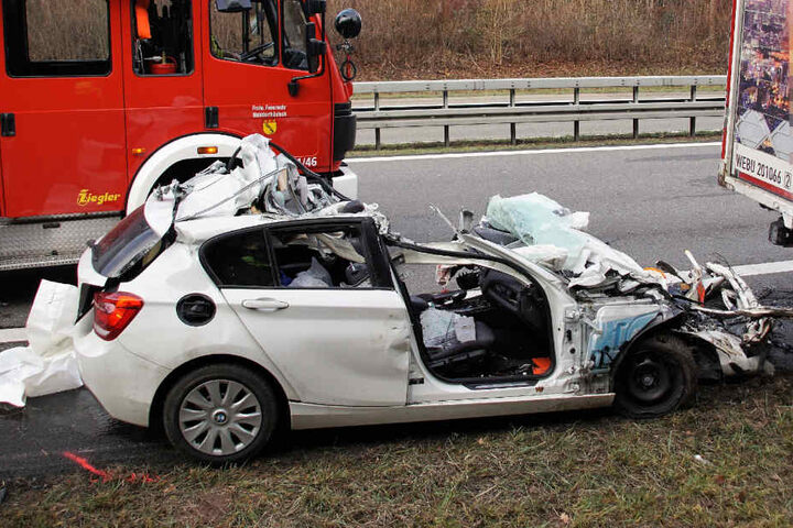 Das Auto fuhr offenbar auf den Lkw-Anhänger auf.