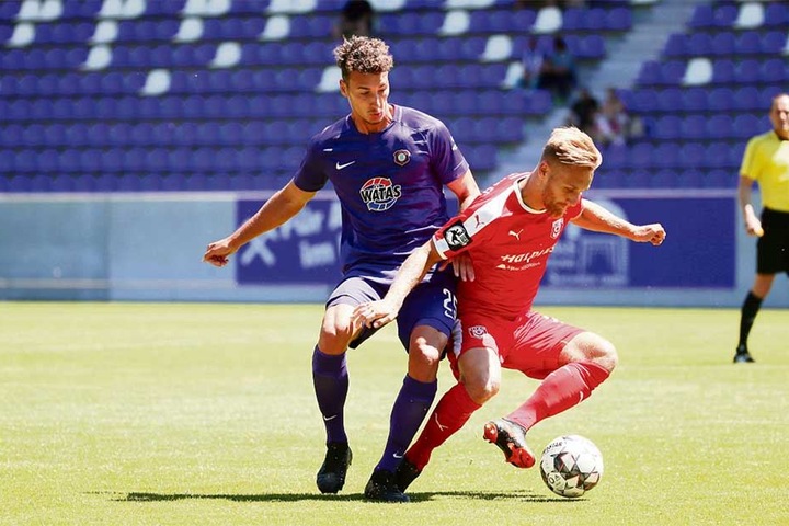 Dominik Wydra (l., gegen HFC-Kicker Björn Joppek). Er ließ sich gegen Halle bei gegnerischen Angriffen in die Viererkette zurückfallen.