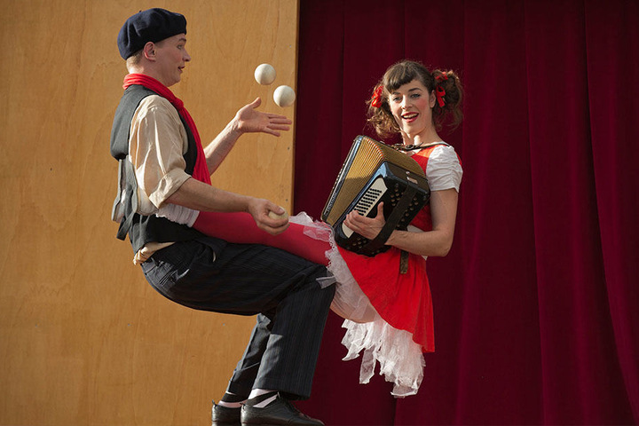 Martin und Aline Del Torre vom Schweizer Wandertheater Compagnie Pas de Deux zeigen in Chemnitz fantasievolle Gaukelei.