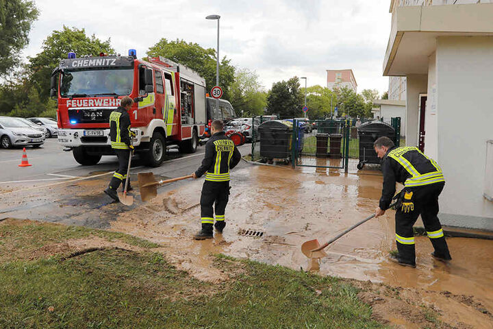 Die Feuerwehr pumpte das Wasser ab und beseitigte den Schlamm.