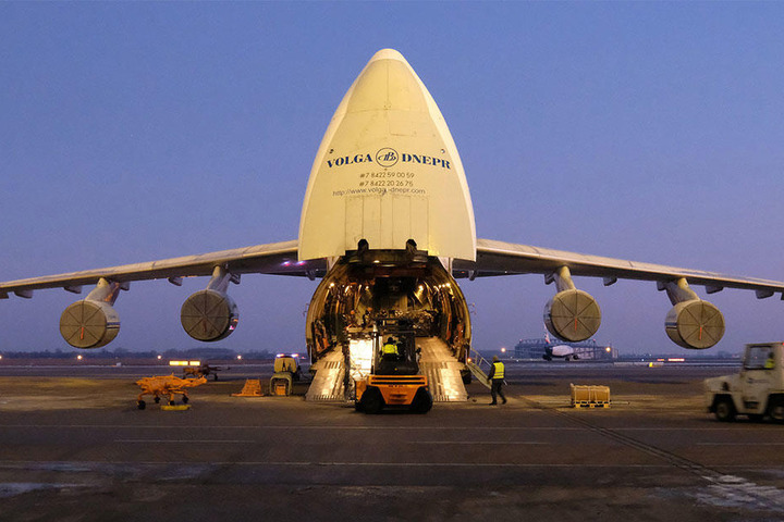 Bereits in den frühen Morgenstunden begann die Beladung des Transportflugzeuges, das die Kampfhubschrauber nach Mali bringen soll.