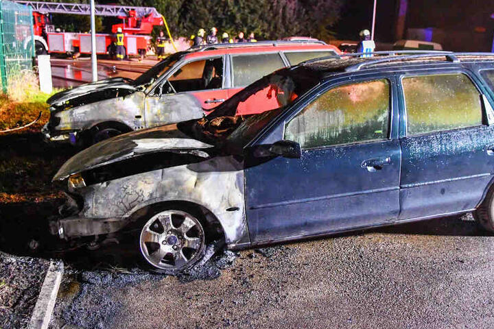 Zuvor hatten schon drei Autos an der Straße gebrannt.