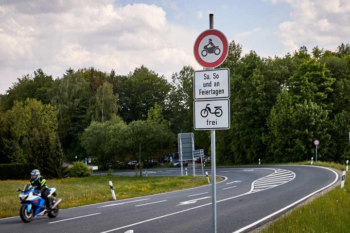 Dieses Schild zeigt an: Samstag, Sonntag und an Feiertagen ist das Befahren von Motorrädern verboten.