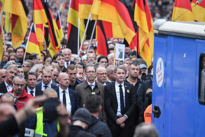 Beim Demonstrationszug lief auch AfD-Politiker Björn Höcke (46, r.) mit.