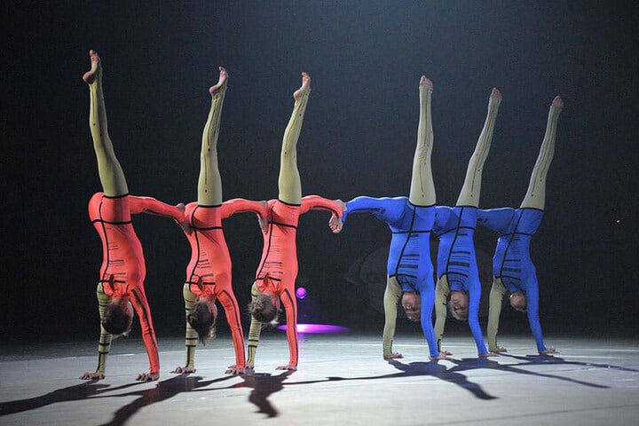 Körperbeherrschung in Perfektion: Die "Gusel Group" zeigt ihre Handstandartistik.