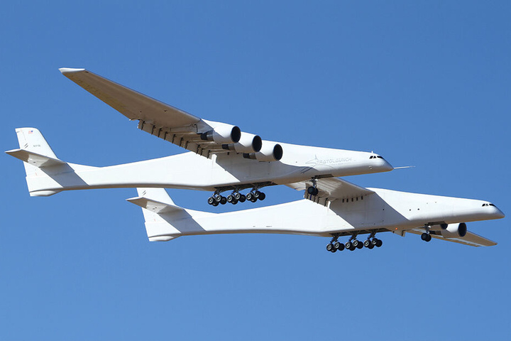 Das Flugzeug wurde gebaut, um Raketen zu transportieren und diese während des Flugs in großer Höhe ins All abfeuern zu können.