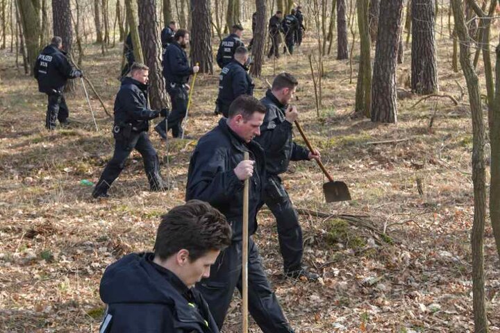 Die Einsatzkräfte suchten Wälder und Wiesen nach der Vermissten ab. (Symbolbild)