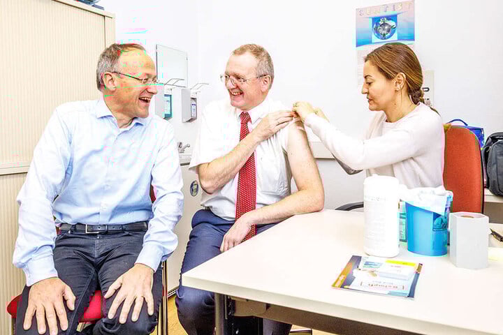 Auch Bürgermeister Detlef Sittel (51, Mitte) wappnete sich per Impfung vor einer möglichen Grippeerkrankung.