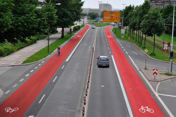 So stellt sich der ADFC die Radspuren auf der Albertstraße vor. Die Stadt plant aber tatsächlich einen Radweg samt überbreiter Autospur.