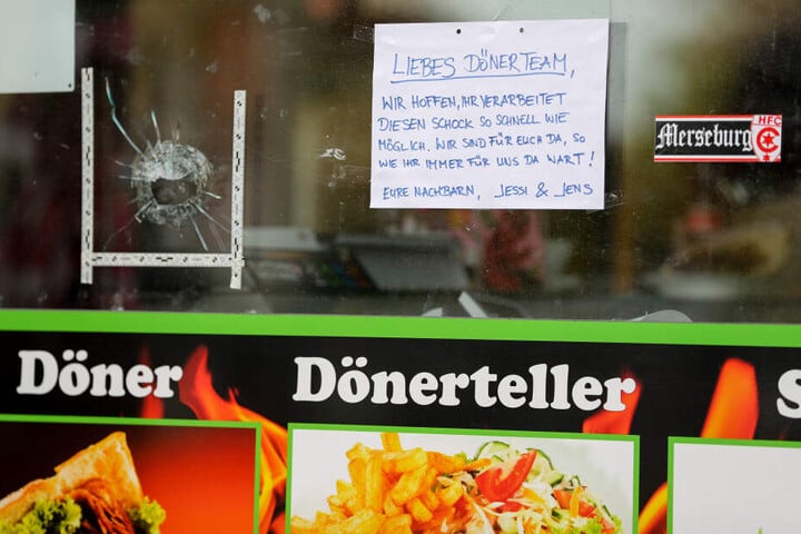 Dieses Aufmunterungsschreiben haben Nachbarn an die Scheibe des Imbisses geklebt.