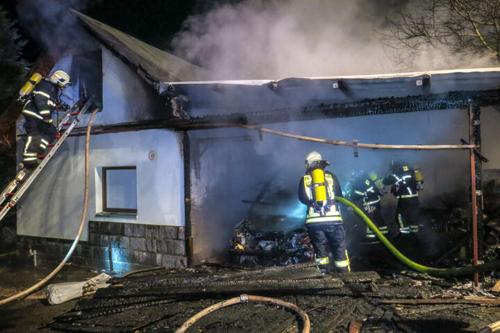 Die Flammen griffen vom Carport auf einen Schuppen über.