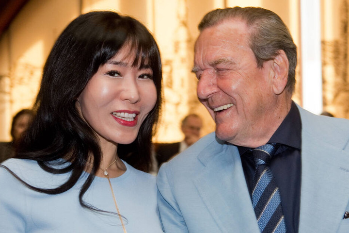 Hat sonst allen Grund zum Lachen: Gerhard Schröder (r.) schaut seine Frau ganz verliebt an.