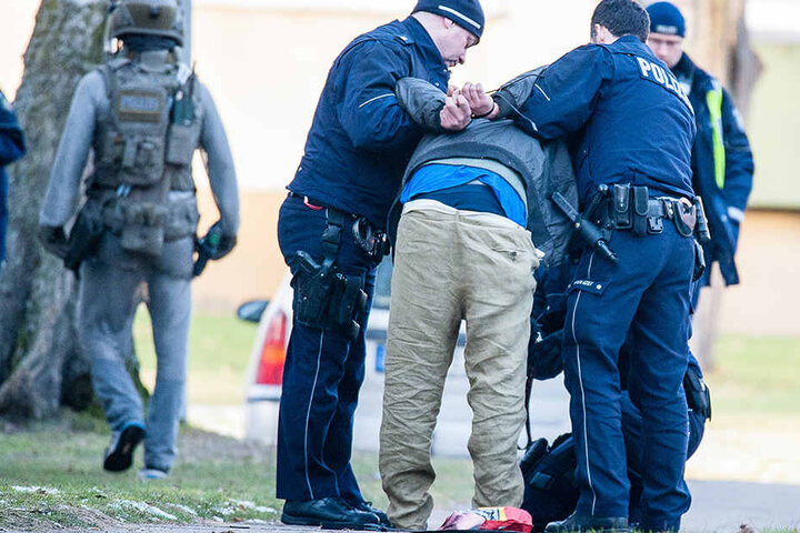 Irgendwie gelang es dem 34-Jährigen, sich aus der Fixierung im Krankenhaus zu befreien. Er löste direkt den nächsten Einsatz aus.