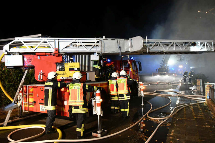 Am Montagmorgen waren die Feuerwehrleute noch mit Nachlöscharbeiten beschäftigt.