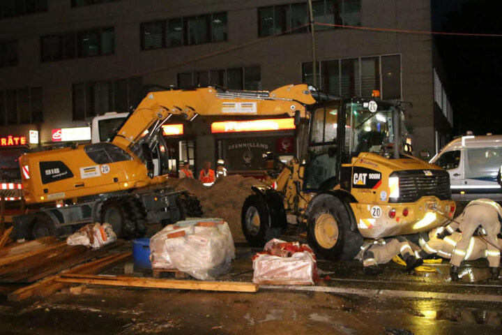 Feuerwehrleute sichern den Bagger.