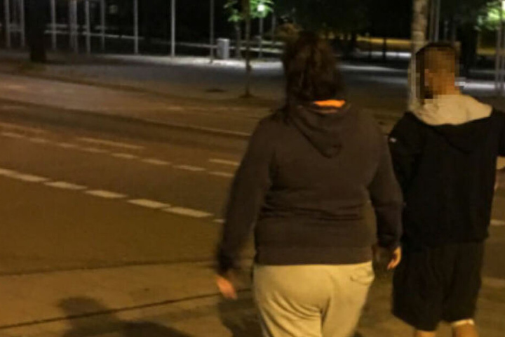 Einer der Angeklagten mit seiner weiblichen Begleitung.