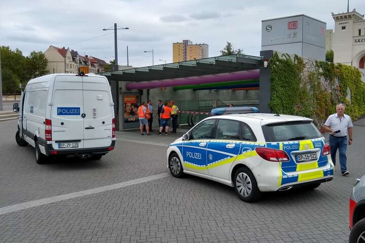 Entschärfungskräfte untersuchten das Gepäckstück, stuften es aber als ungefährlich ein.