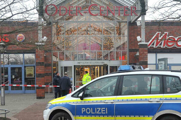 Ein Polizeiauto steht am 16.12.2017 vor dem Einkaufscenter am Landgrabenpark in Schwedt (Brandenburg).