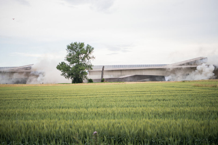 Ein Teil der Brücke wurde gesprengt.