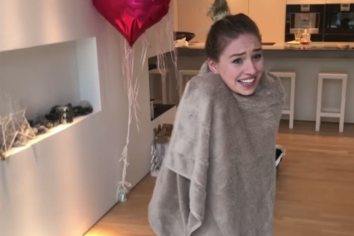 Die YouTuberin ist nach der Aktion komplett durchgefroren.