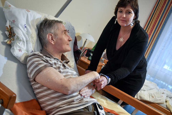 Michaela Rutsatz (47) sorgt sich um Patienten in Pflegeheimen wie Klaus Blankenhagen.