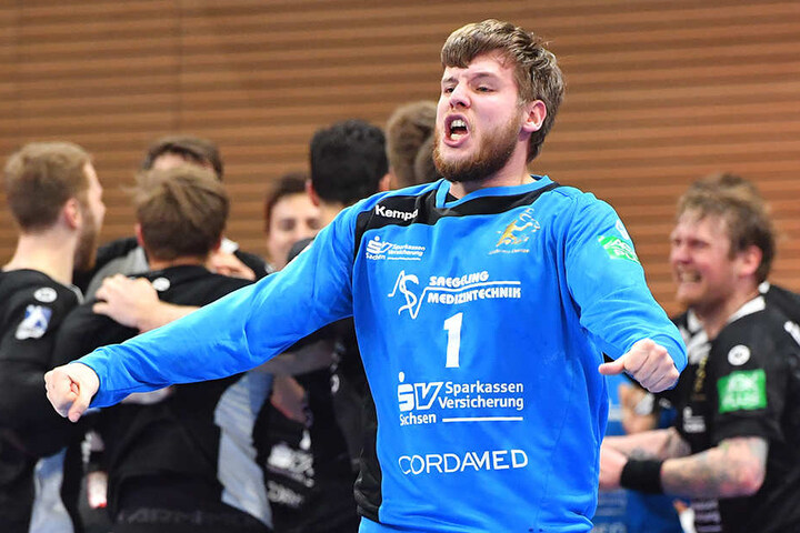 Der Jubel der Sieger. Torwart Hendrik Halfmann schreit seine Freude heraus, seine Teamkollegen liegen sich im Hintergrund in den Armen.