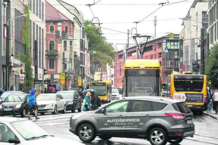 Autos, Straßenbahnen, Busse - und zwischendurch wuseln Fußgänger: Momentan
ist die Haltestelle ein Unfallschwerpunkt.
