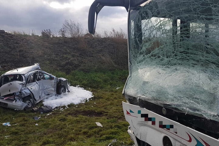 Die Frontscheibe des Busses splitterte durch den Zusammenprall.