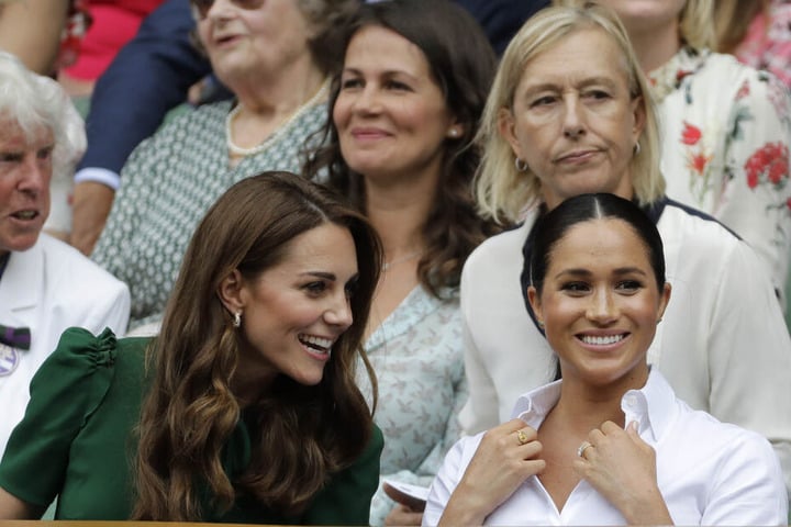 Verstehen sich Kate und Meghan wirklich so gut wie sie es bei öffentlichen Auftritten zeigen? Die fiesen Spekulationen reißen nicht ab.